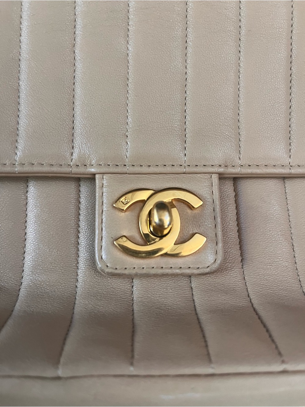 Vintage Authentic Chanel Beige Quilted Leather Shoulder Bag- Strap Needs Repair - Picture 3 of 12